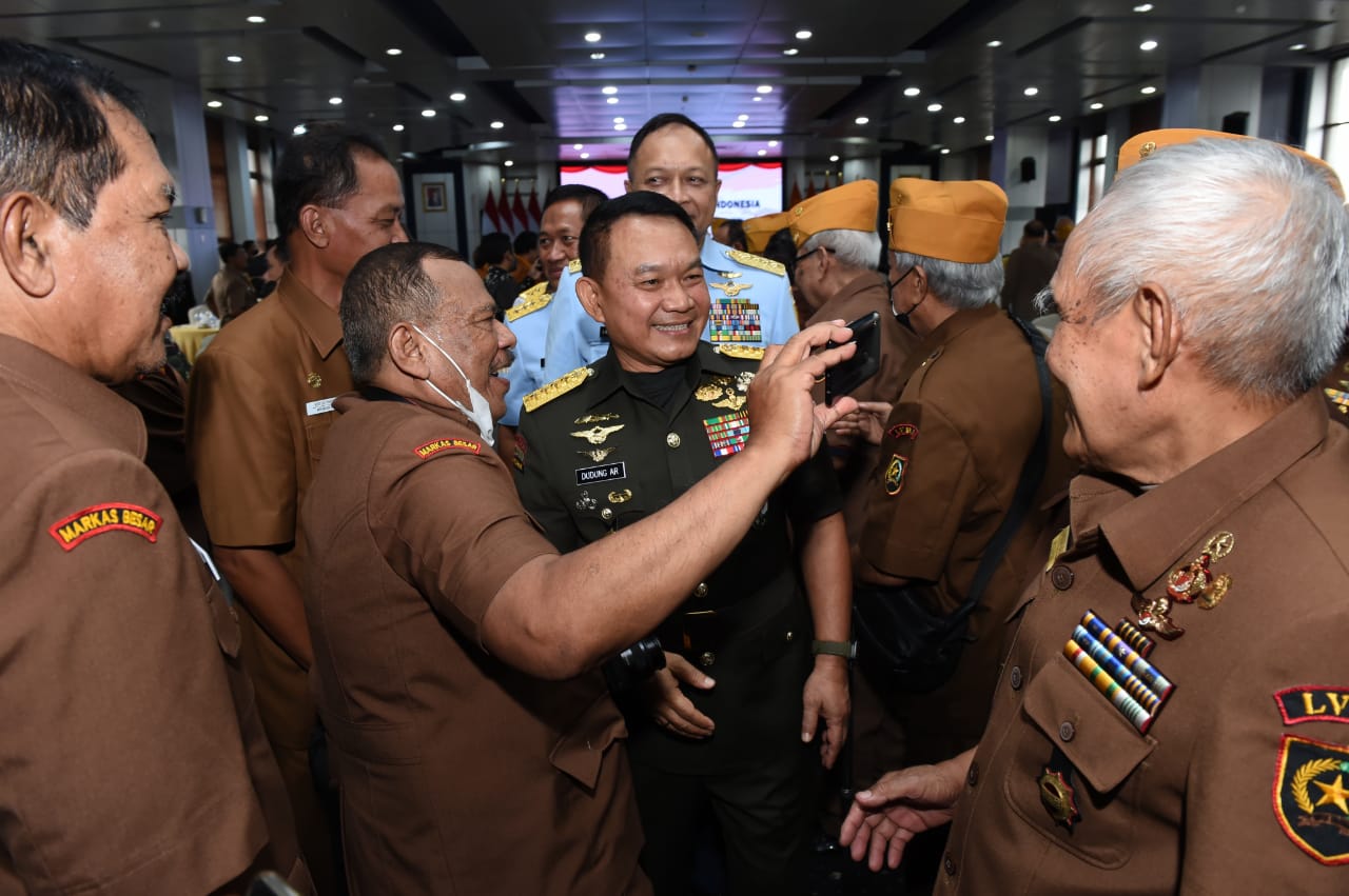 Momen Keakraban Kasad Dengan Veteran Di Tasyakuran HUT Ke 66 LVRI