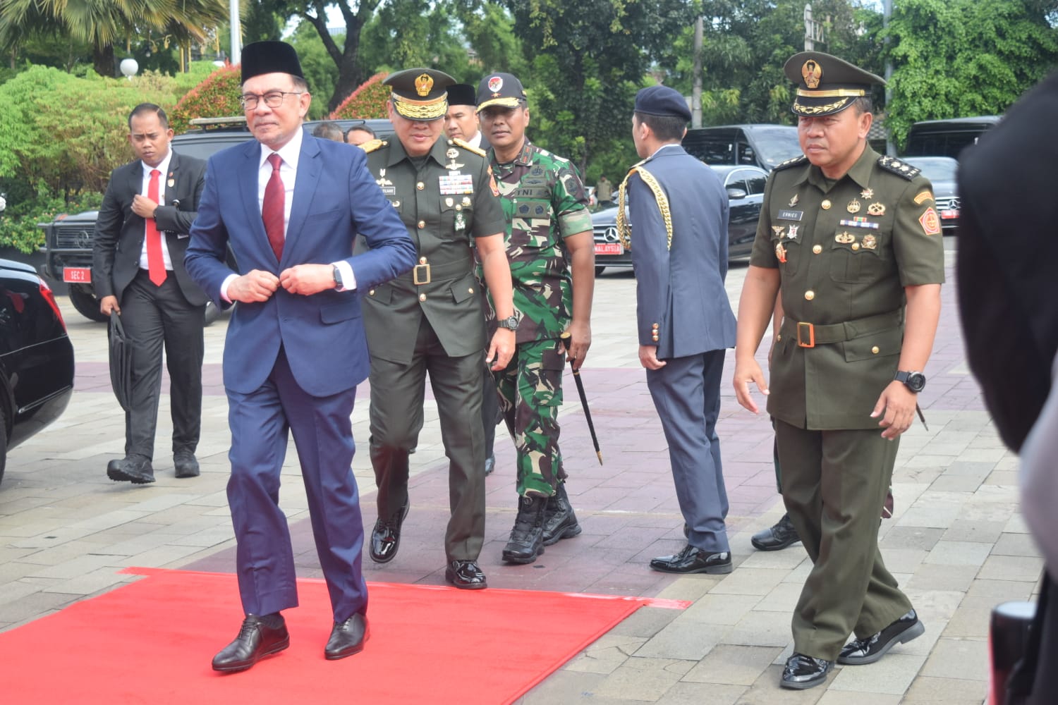 PM Malaysia Anwar Ibrahim Sambangi TMPNU Kalibata Didampingi Kaskogartap I/Jakarta Brigjen TNI Rano Tilaar