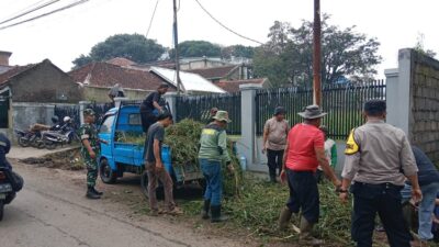 Peduli Lingkungan, Polsek Tanjungsari Bersama Warga Bersihkan Drainase