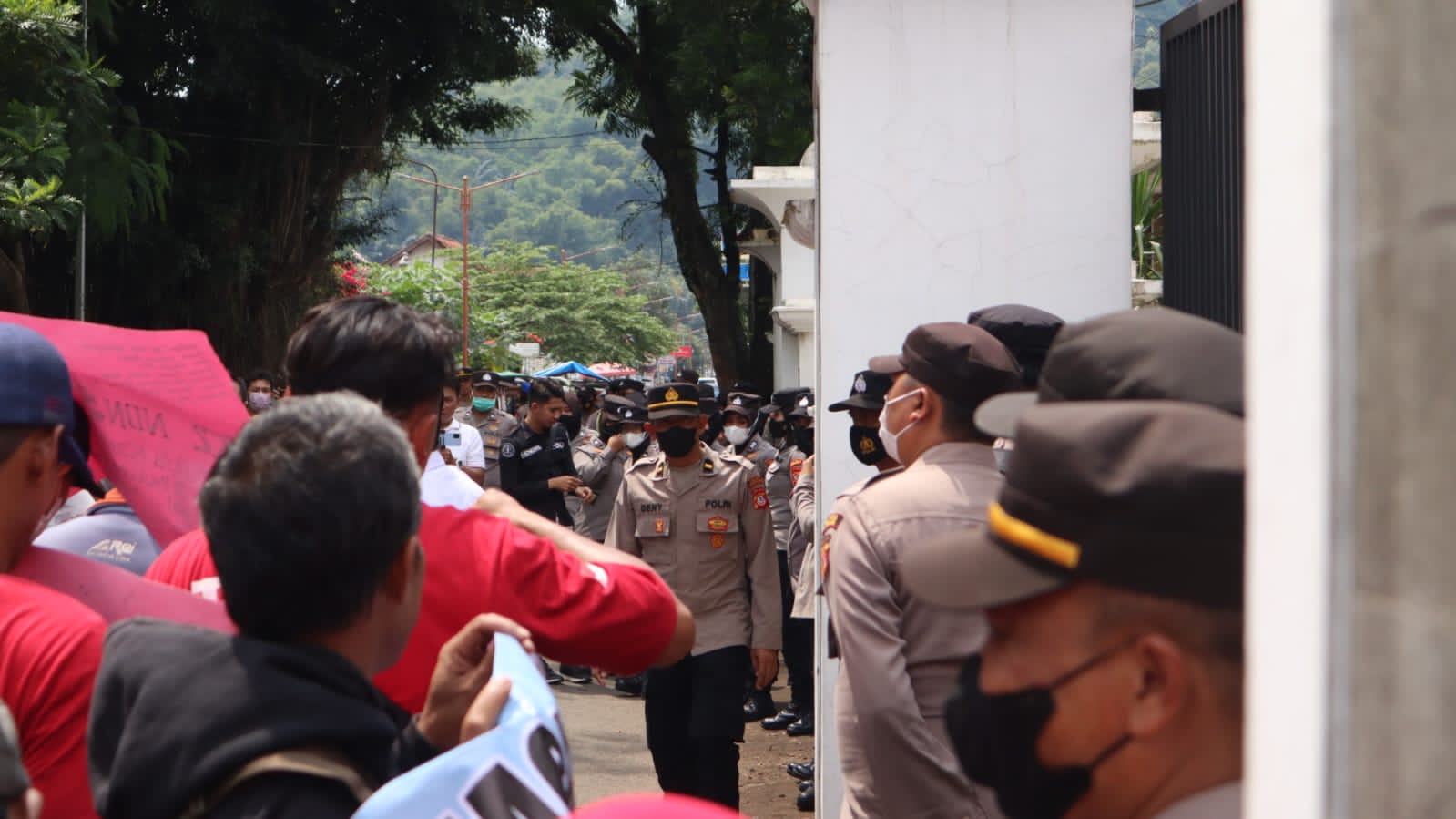 Polres Sumedang Laksanakan Pengamanan Unjuk Rasa Guru Honorer Di Gedung DPRD Sumedang