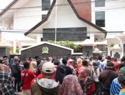 Polres Sumedang Laksanakan Pengamanan Unjuk Rasa Guru Honorer Di Gedung DPRD Sumedang