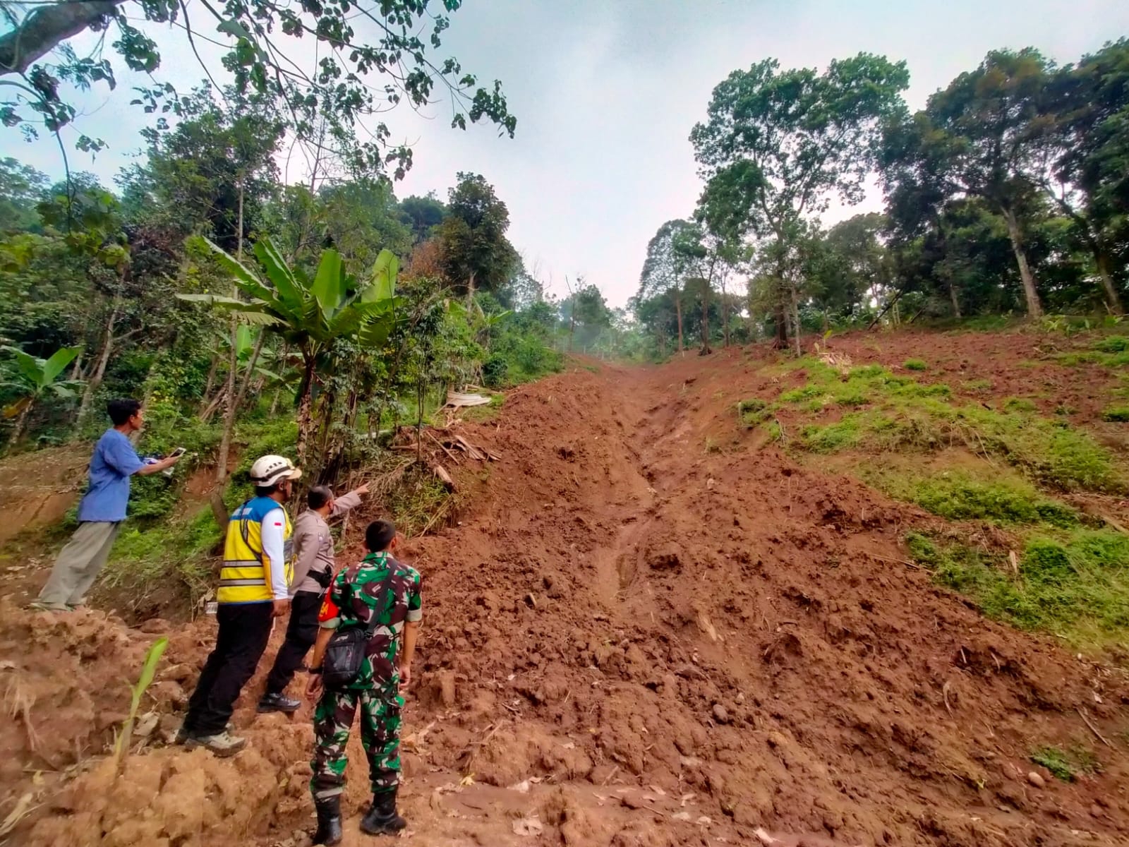 Polres Sumedang Bersama BBWS Citarum Tinjau Lokasi Longsor Di Sawahdadap 