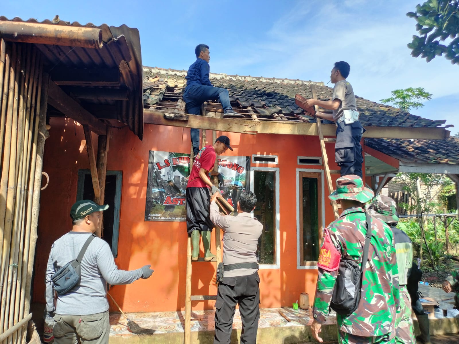 Polsek Paseh Bersama Warga Gotong Royong Perbaiki Rumah Yang Rusak Akibat Puting Beliung 