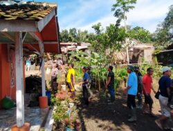 Polsek Paseh Bersama Warga Gotong Royong Perbaiki Rumah Yang Rusak Akibat Puting Beliung