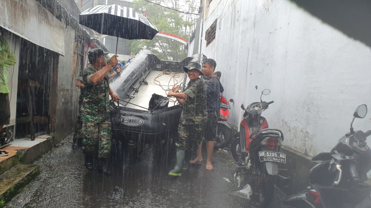 TNI AD Kerahkan Ratusan Prajurit Tangani Bencana Banjir dan Tanah Longsor di Manado 