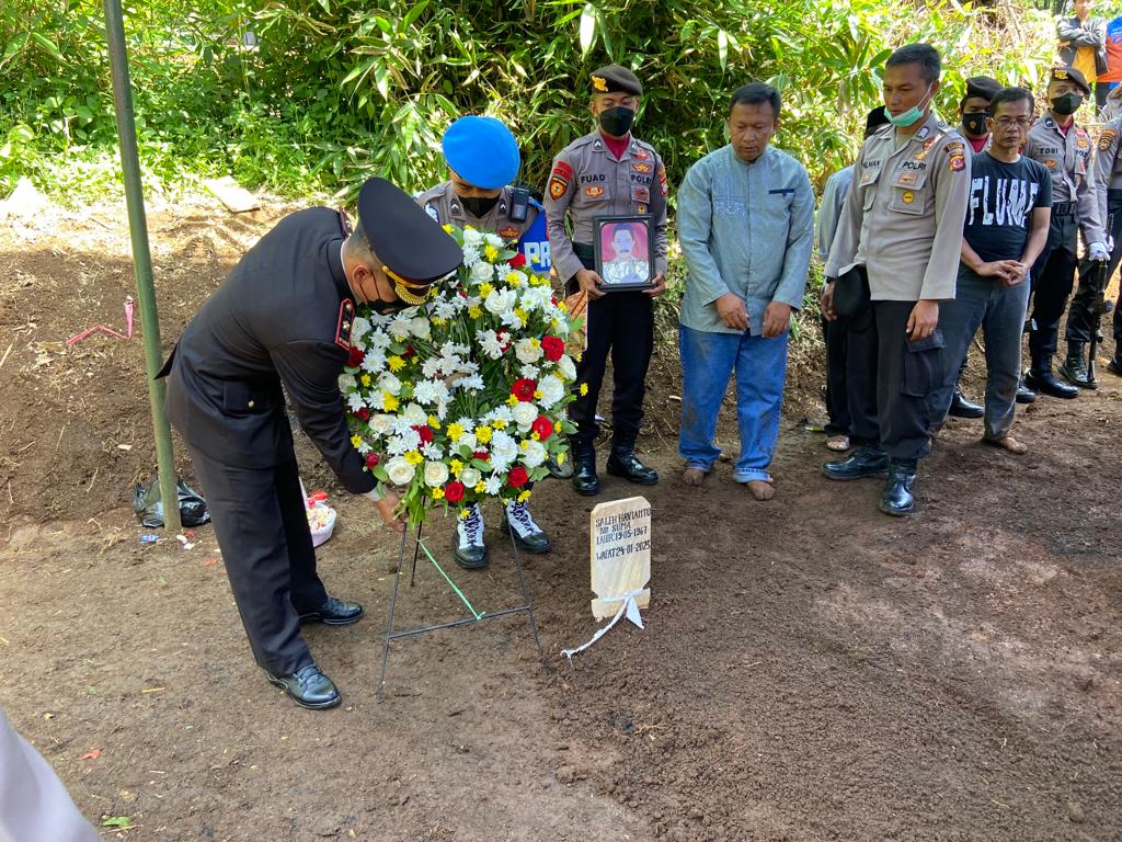 Wakapolres Sumedang Pimpin Upacara Penyerahan dan Pemakaman Jenazah Secara Kedinasan Almarhum Kompol Saleh Havianto