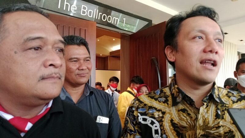 Kepala BP2MI Benny Rhamdani beserta Diaz Hendropriyono memberikan keterangan Pers