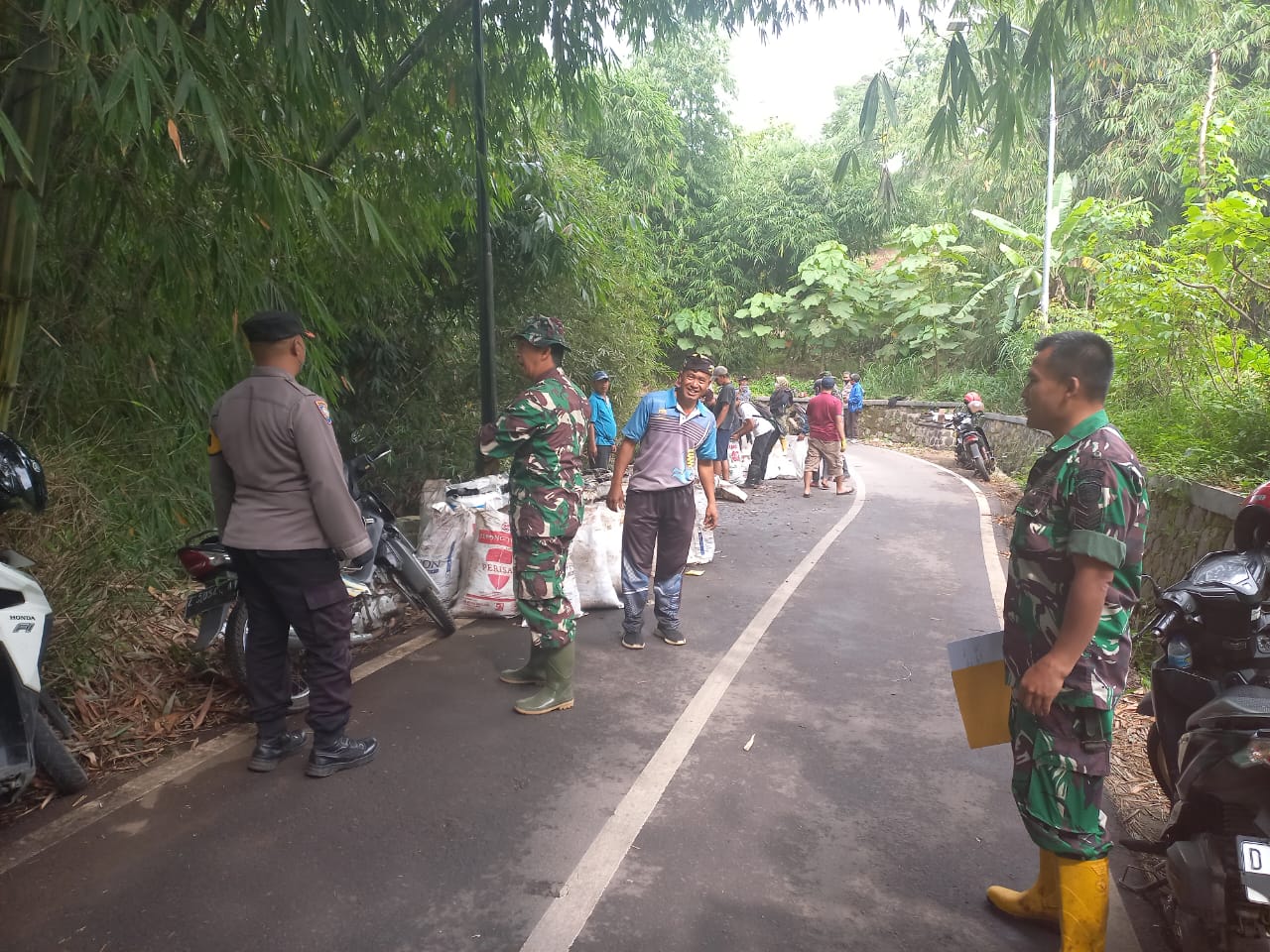 Polsek Cimanggung Bersama Warga Lakukan Gerakan Aksi Pungut Sampah Wujud Peduli Lingkungan