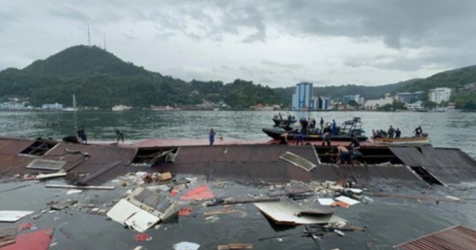 Restoran Di Pantai Jayapura Ambruk Akibat Gempa Magnitudo 5,4