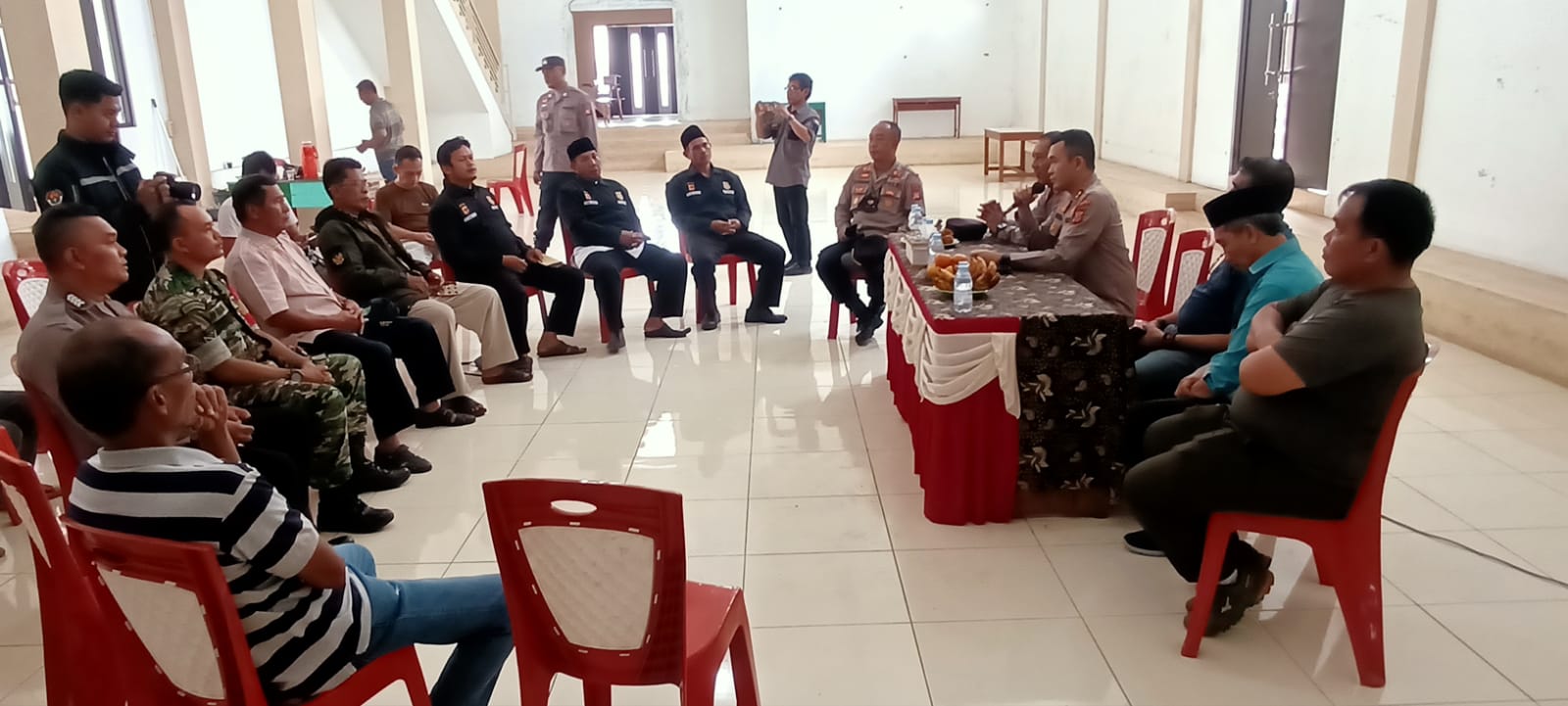 Kapolres Sumedang Sambangi Warga Desa Cimalaka Program Jumat Curhat