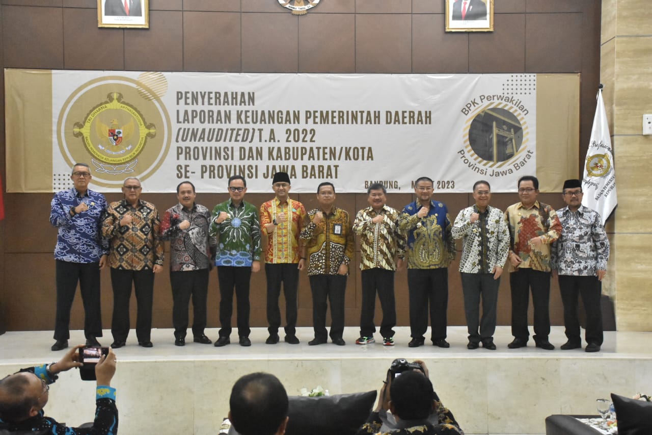 Wabup Serahkan Laporan Keuangan Tahun 2022 ke BPK RI