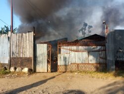 Lapak Besi Tua Di Nabire Papua, Terbakar