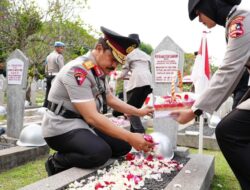 Jelang HUT Bhayangkara Ke-78, Jajaran Mabes Polri Ziarah ke TMP Kalibata