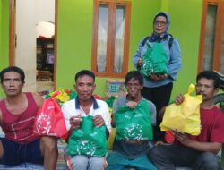 Babinsa Desa Waehata Bagikan Paket Bantuan Kepada Desa Waehata dan Dusun SP2