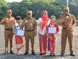 Pj. Wali Kota Bekasi Serahkan Penghargaan Pada Apel Pagi Hari ini