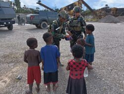 Kesatria Mayangkara Berbagi Permen Dengan Anak-anak Papua