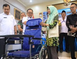 Peduli Disabilitas, Pemerintah Kota Bekasi Serahkan Bantuan Sosial Dasar