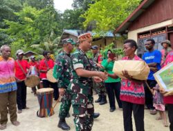 Tim Wasev TMMD Sterad Serahkan Bantuan Kepada Warga Kampung Saporkren, Raja Ampat