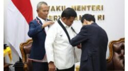 Wamenhan M. Herindra Terima Sabuk Hitam Kehormatan dari Taekwondo Indonesia