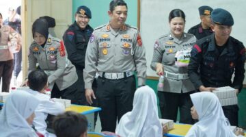 Polda Jabar Luncurkan Program Makan Siang Bergizi untuk Ratusan Siswa di Sumedang, Wujudkan Generasi Emas Indonesia