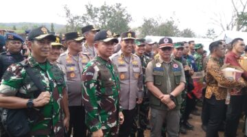 Panglima TNI Dampingi Wapres Gibran Rakabuming Raka Tinjau Posko Pengungsian Korban Erupsi Gunung Lewotobi Laki-Laki di NTT