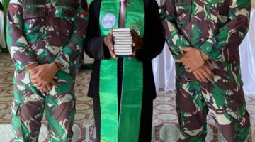 Satgas Pamtas Yonarmed 11 Kostrad Bagikan Alkitab untuk Gereja di Perbatasan, Perkuat Kebersamaan