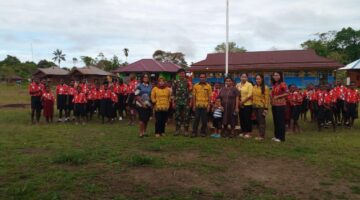 Babinsa Koramil 1710-06/Agimuga Bantu Mengajar di Pedalaman, Berikan Harapan Baru bagi Anak-anak SDN Inpres Sempan Timur