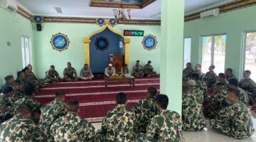 Yonmarhanlan III Peringati HUT ke-79 Korps Marinir dengan Doa Bersama dan Pemotongan Tumpeng