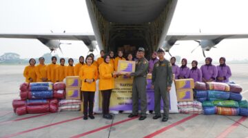 Ketum Dharma Pertiwi Serahkan Bantuan Sosial untuk Korban Erupsi Gunung Lewotobi Laki-Laki di NTT