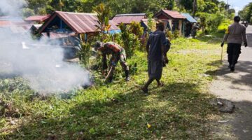 Babinsa Koramil 1710-03/Kuala Kencana Bersama Warga Kompak Bersihkan TPU