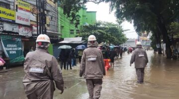 Tim SAR Brimob Polda Jabar Sigap Tangani Banjir Dayeuh Kolot, Salurkan Air Bersih