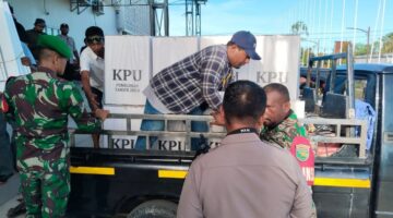 Babinsa Kodim 1710/Mimika Kawal Logistik Pilkada, Pastikan Demokrasi di Pedalaman Papua Berjalan Lancar