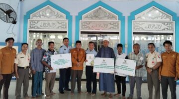 BAZNAS Maros Serahkan Donasi untuk Imam Masjid, Guru TPQ, dan Pengurus Rumah Ibadah di Lanud Sultan Hasanuddin