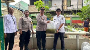 Polsek Koja Dorong Ketahanan Pangan Melalui Penyerahan 4.000 Bibit Ikan di RPTRA Rasela