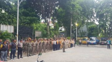 Solidaritas Tak Gentar Hujan: Sinergi Pengamanan Natal dan Tahun Baru di Pademangan