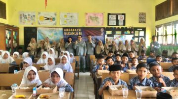 Makan Siang Sehat Bersama 2.500 Siswa: Bakamla RI Cetak Generasi Emas Indonesia