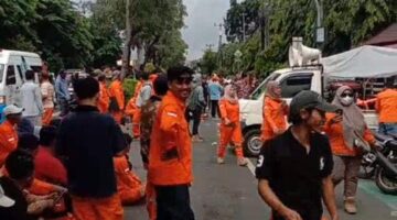 Ratusan Pekerja Harian Lepas di Bekasi Gelar Aksi Tuntut Gaji Tertunda, DPRD Pastikan Pembayaran Bulan Ini