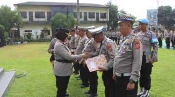 Kapolresta Cirebon Beri Penghargaan kepada Personel Berprestasi, Tekankan Pelayanan Terbaik Jelang Nataru