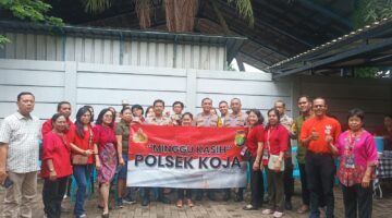 Polsek Koja Gelar Kegiatan “Minggu Kasih” di Gereja Salib Suci: Wujud Kepedulian Polri Menjelang Natal dan Tahun Baru 2024