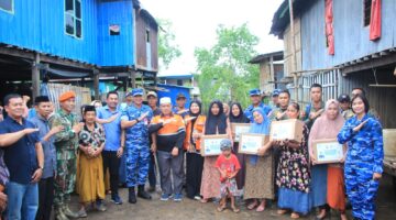 Lanud Sultan Hasanuddin Salurkan Bantuan Ratusan Paket Sembako untuk Korban Banjir di Maros