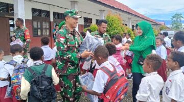 Dandim 1715/Yahukimo Salurkan Bantuan KASAD untuk Anak Sekolah di Dekai Yahukimo