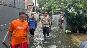 Kapolsek Koja Tinjau Pengungsian Warga di Masjid Nashirus Sunnah, Bantu Korban Banjir