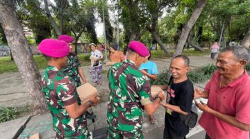 Yonmarhanlan III Bagikan Makanan Siap Saji untuk Pekerja Kebersihan di Kelapa Gading