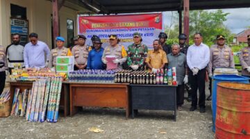 TNI-Polri di Yahukimo Kompak Berantas Minuman Keras, Ratusan Botol Dimusnahkan di Awal Tahun