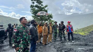 Tinjau Longsor di Puncak Jaya, Pj Bupati dan Dansatgas Yonif 715/Mtl Fokus Pemulihan Infrastruktur