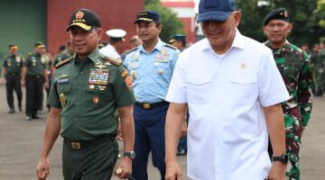 Panglima TNI dan Menhan RI Lepas Kontingen Defile TNI AD ke India