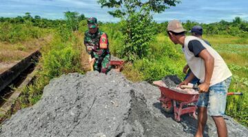 Babinsa Koramil Kuala Kencana dan Petani Bersatu Perbaiki Jalan Pematang Sawah