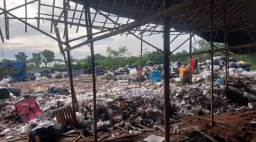 Bau Busuk Ganggu Warga Kampung Sungai Bambu, Pengelolaan Sampah Diduga Ilegal Tanpa Izin