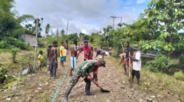 Babinsa Agimuga dan Warga Bergotong Royong Perbaiki Jalan Rusak di Kampung Emogoma