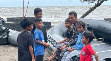 Prajurit Yonmarhanlan III Hiburi Anak-Anak Pesisir Tanjung Pasir: Membawa Keceriaan di Tengah Tugas